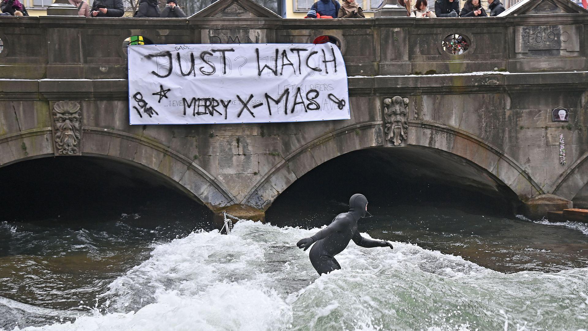 br am 26 12 2025 surfen bereits wieder zahlreiche surfer die beruehmte eisbachwelle die wochenlang verschwunden war 100