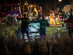 dpatopbilder 22 12 2025 niederlande nunspeet einsatzkraefte beleuchten ein auto das nach einem schweren unfall im gras steht in den niederlanden ist ein auto in eine menschenmenge gefahren