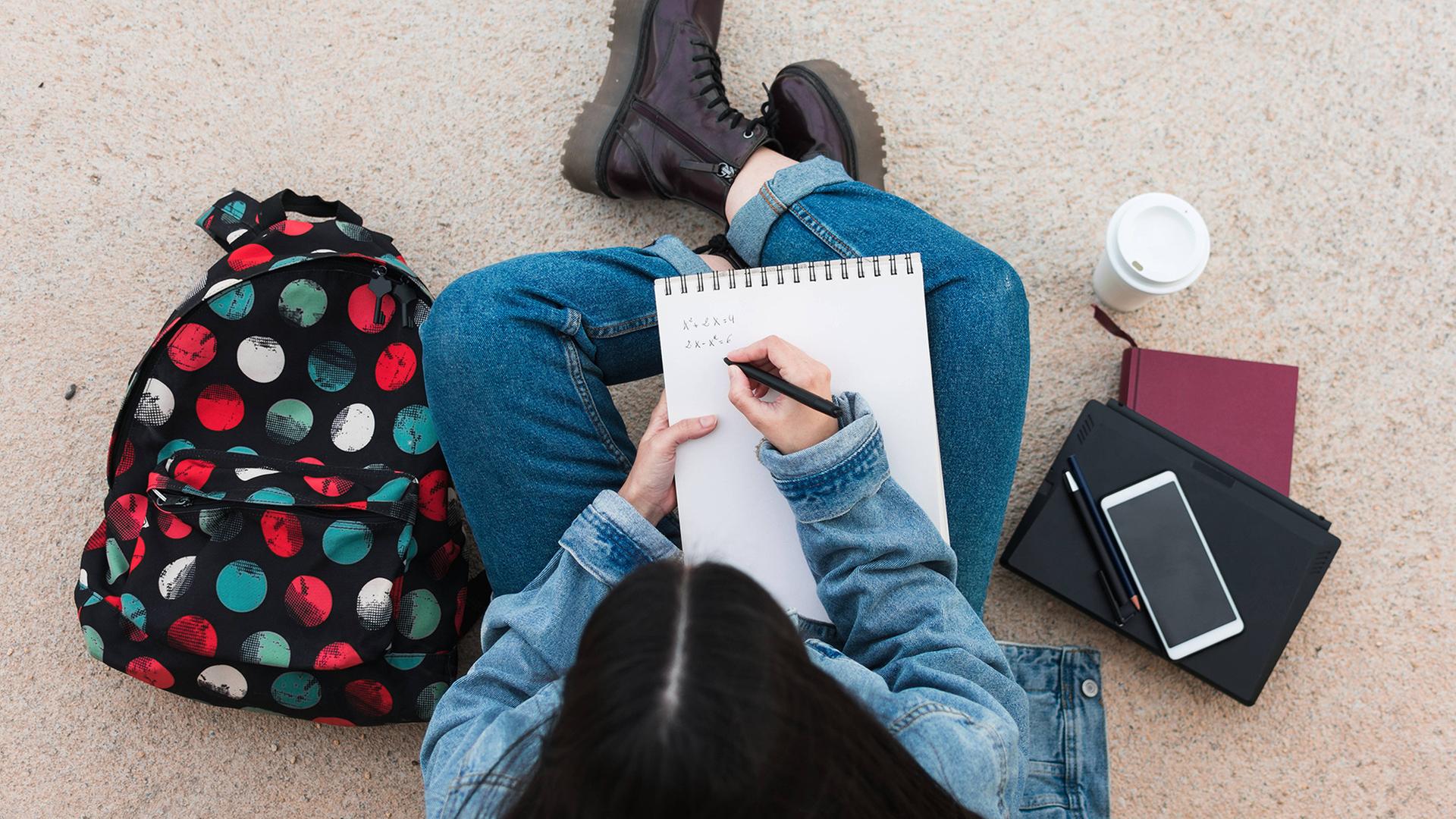 frau schreibutensilien smartphone 100