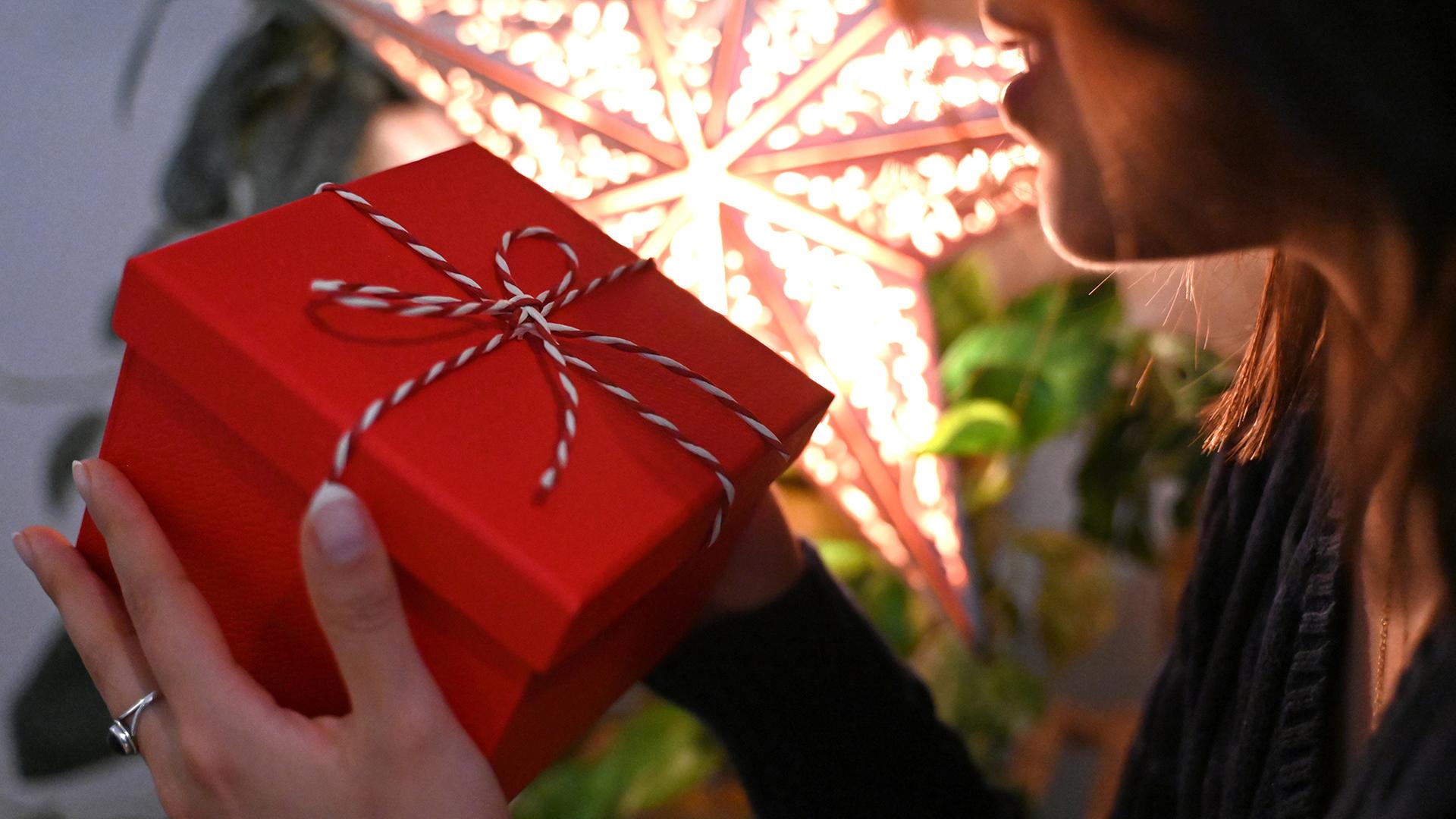 geschenk verpackt rot 100