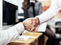 handschlag vertragsabschluss vereinbarung bildverwendung nur mit urhebervermerk addictive stock shotshop picture alliance keine exlusivverkaeufe moeglich