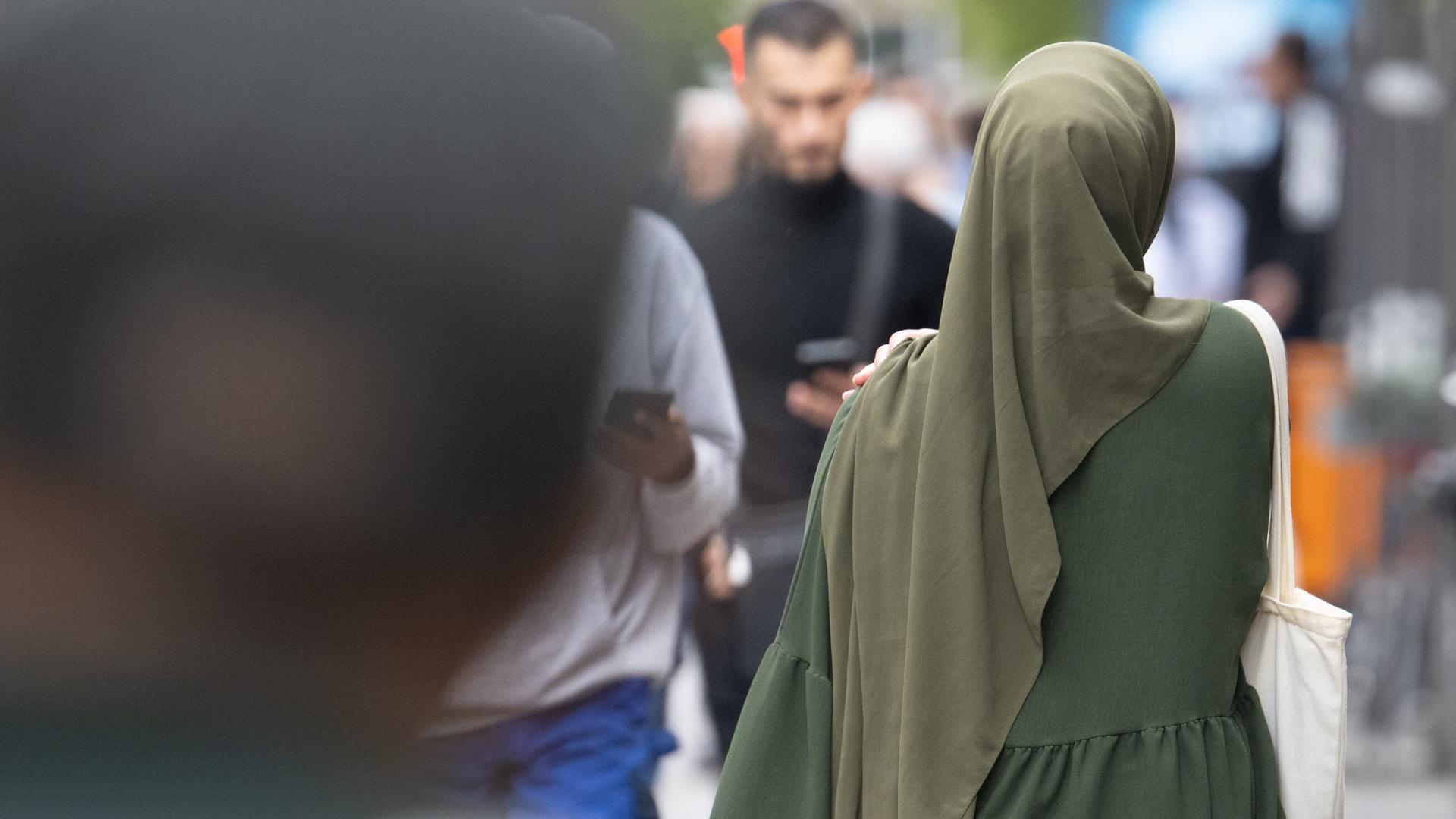 hr das land hessen hatte die bewerbung einer muslimischen juristin abgelehnt symbolbild 100