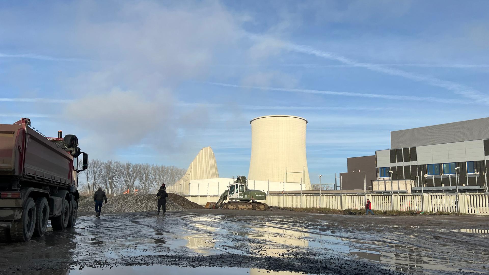 hr nur ein kuehlturm steht nach dem abriss am donnerstag noch 100