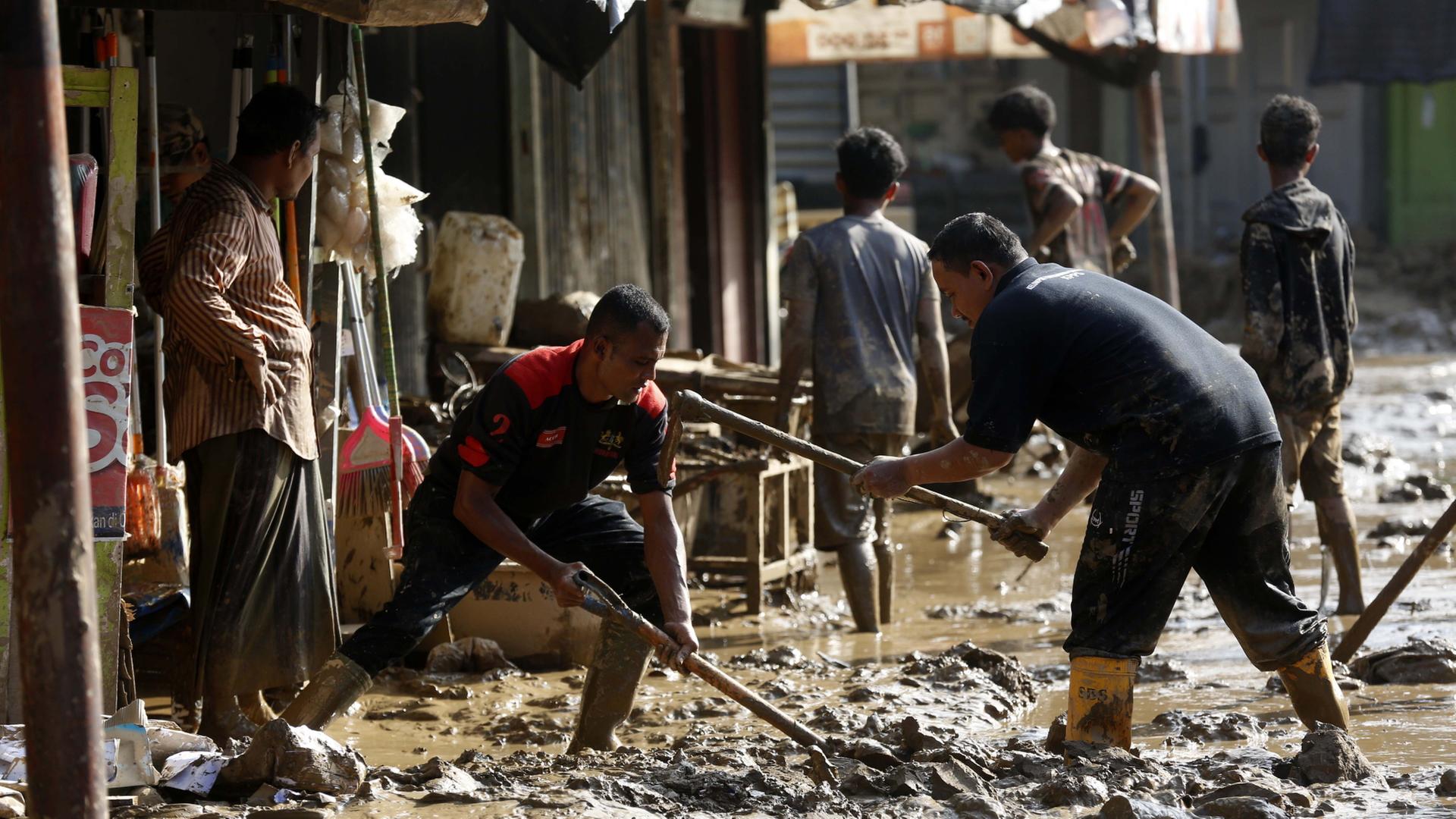 indonesien flut aufraeumarbeiten 100