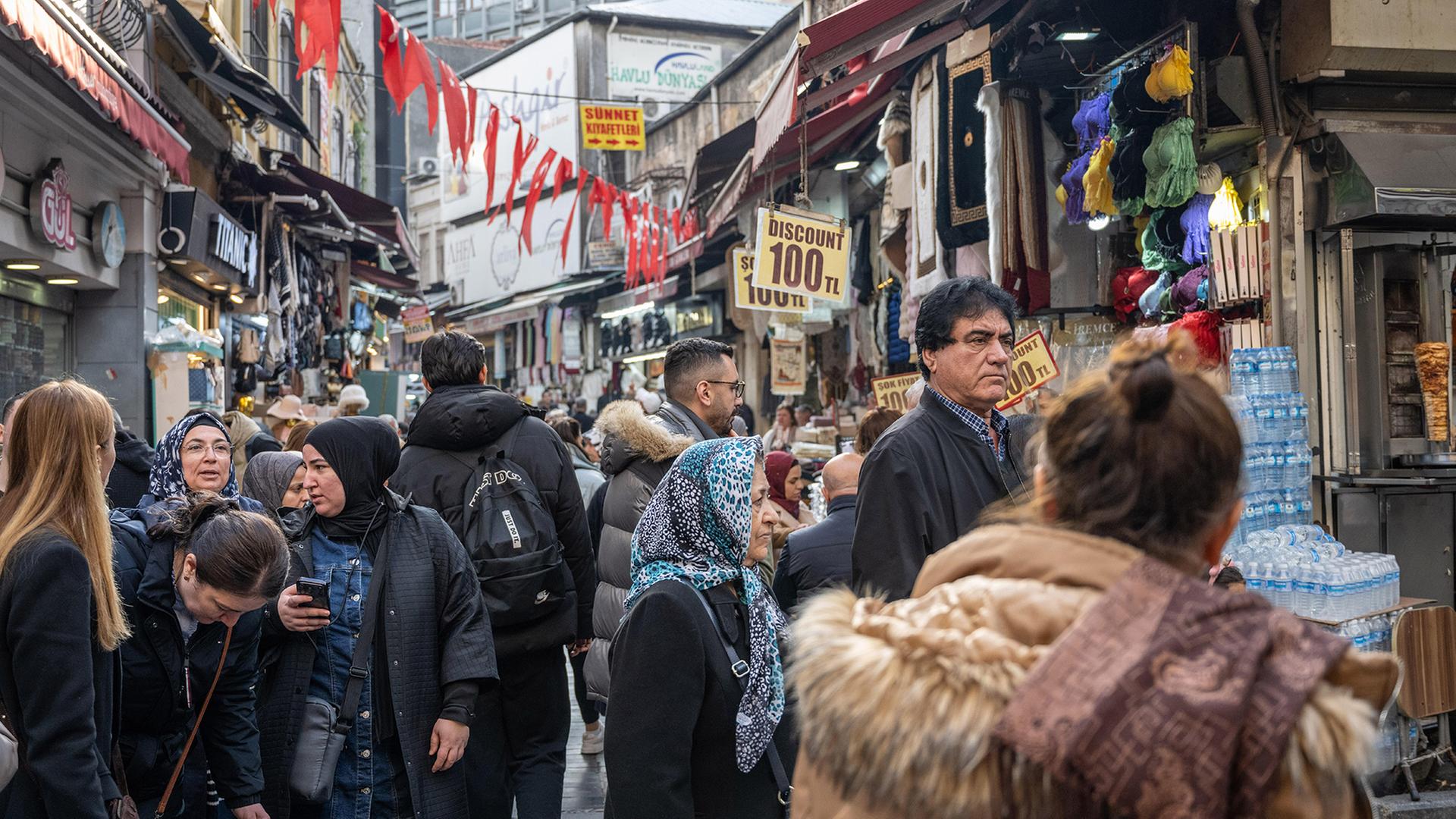 menschen einkaufsstrasse istanbul 100