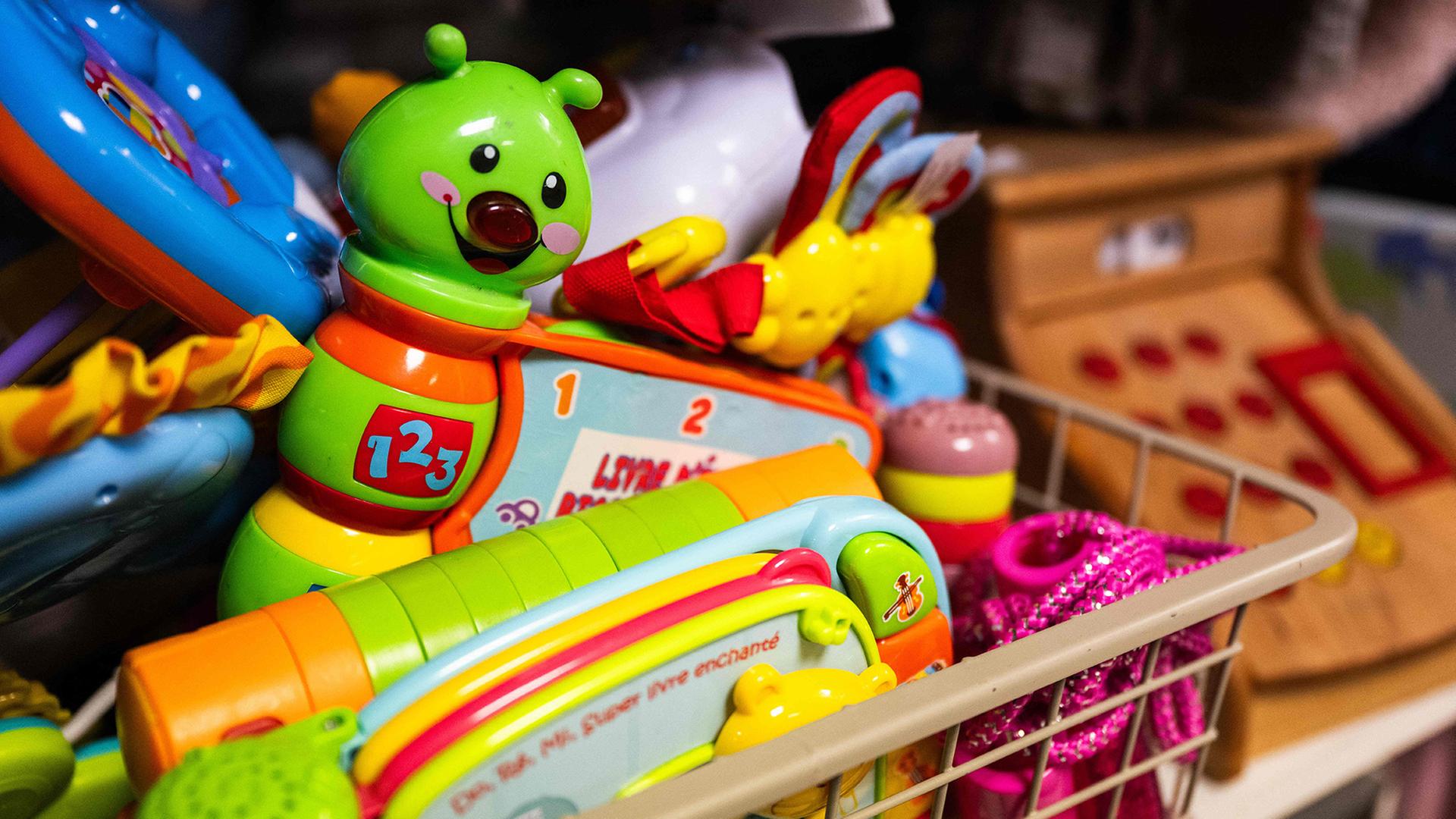 plastikspielzeug 100