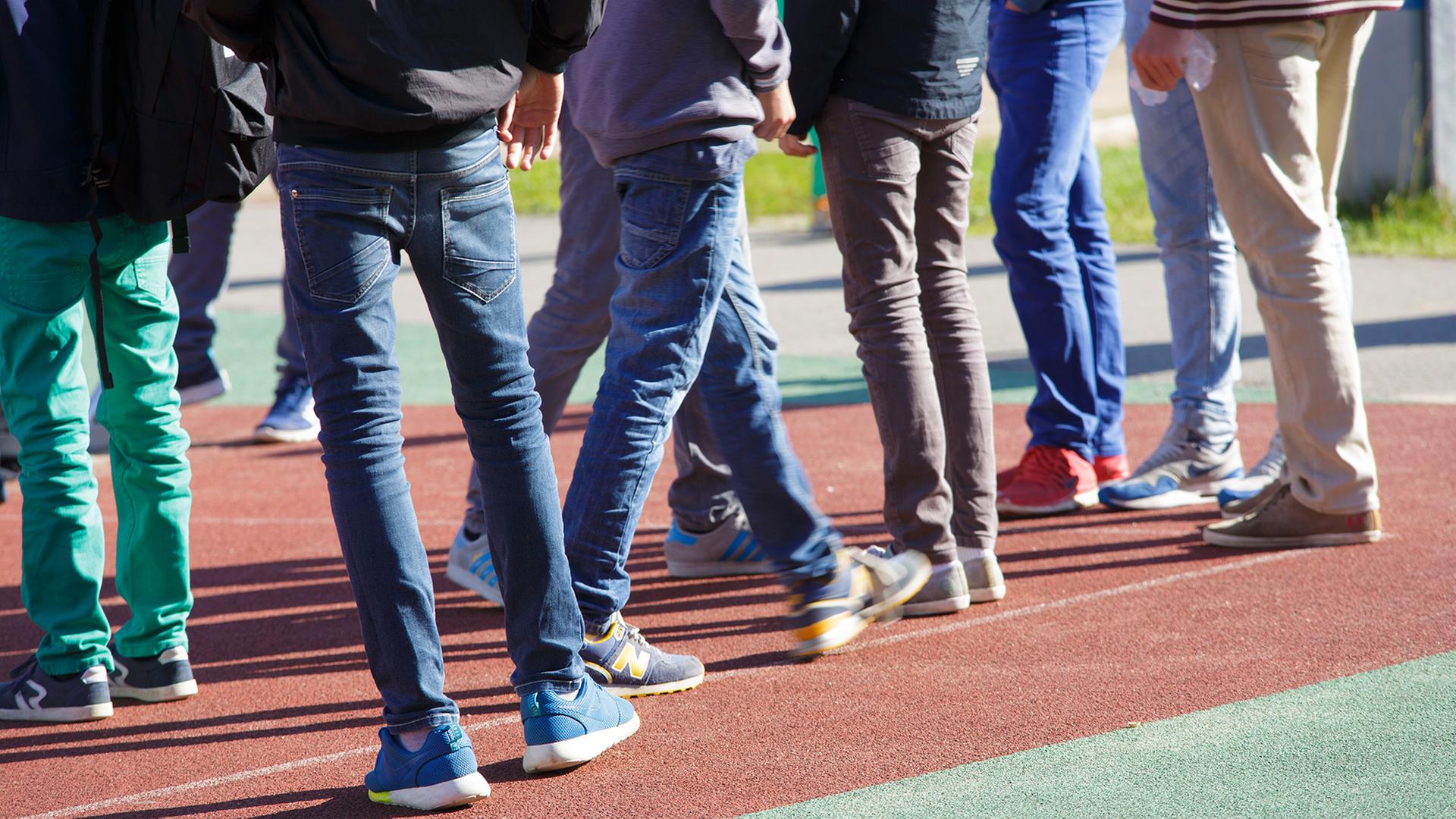 schulhof schueler 100