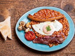 spiegelei bohnen englisches fruehstueck bildverwendung nur mit urhebervermerk bernd juergens shotshop picture alliance keine exlusivverkaeufe moeglich