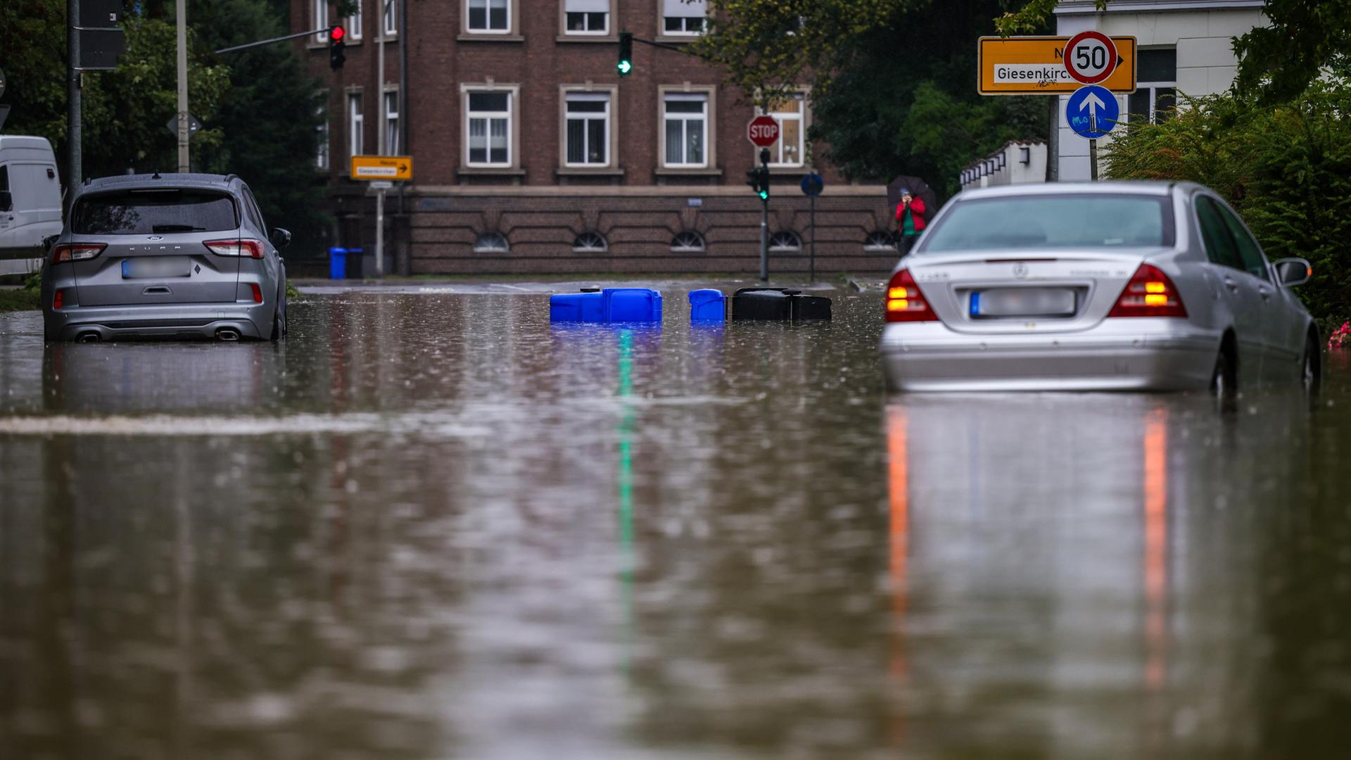 ueberschwemmung autos 100