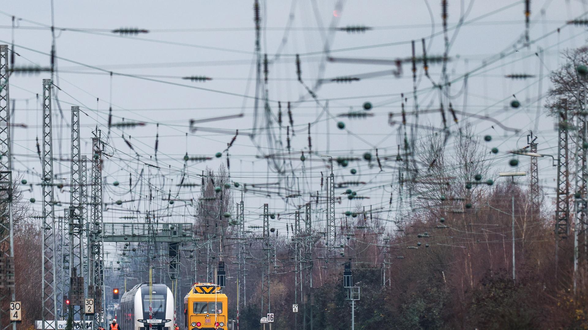 wdr 600 meter hinter dem bahnhof hinter duesseldorf reisholz liegen gebliebener zug 100