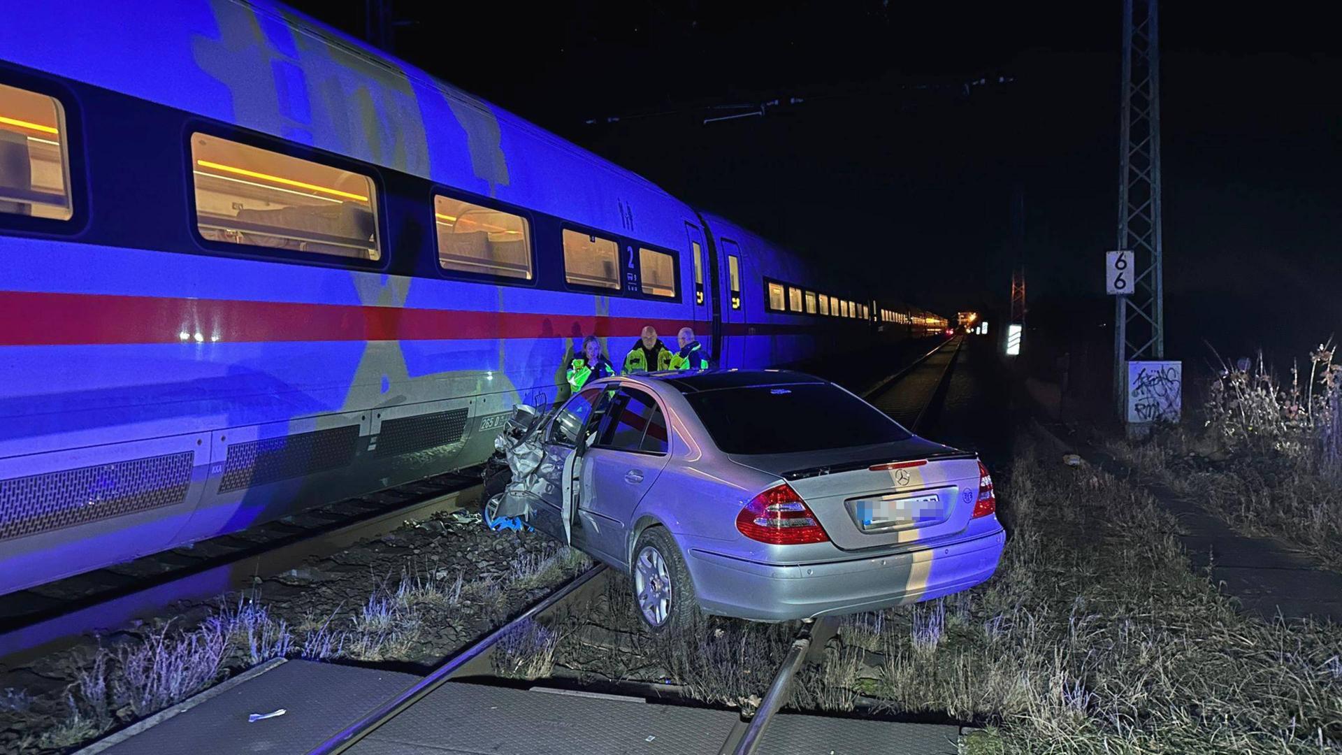 wdr autounfall zusammenstoss mit ice in derne 100