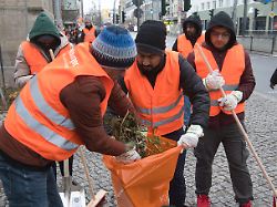 01 01 2026 berlin muslimische jugendliche saeubern nach silvester in neukoelln eine strasse