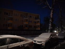 04 01 2026 berlin autos parken in einer strasse in lichterfelde nach dem grossflaechigen stromausfall haben viele haushalte im suedwesten berlins die erste nacht in kaelte und dunkelheit verbracht