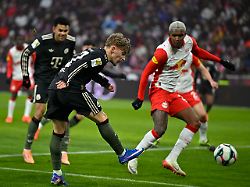 06 01 2026 fussball 1 bundesliga 2025 2026 testspiel rb salzburg fc bayern muenchen in der red bull arena salzburg lennart karl fc bayern muenchen zieht ab