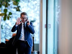 07 01 2026 berlin carsten linnemann cdu generalsekretaer telefoniert im eingang des bundeskanzleramts