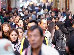 07 12 2019 macau china menschenmenge in der innenstadt 00s191207d217caro