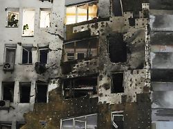 09 01 2026 ukraine kiew ein wohnhaus ist nach einem russischen angriff beschaedigt