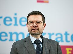 10 03 2025 berlin deutschland marco buschmann designierter generalsekretaer der fdp bei einer pressekonferenz im hans dietrich genscher haus 00r250310d041caro