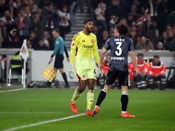 13 01 26 vfb stuttgart eintracht frankfurt deutschland stuttgart 13 01 2026 fussball bundesliga saison 2025 2026 vfb stuttgart eintracht frankfurt v l kaua santos artur theate beide eintracht frankfurt