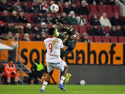 15 01 2026 xemx fussball 1 bundesliga fc augsburg 1 fc union berlin v l samuel essende fc augsburg derrick koehn 1