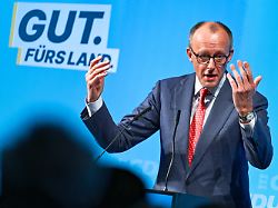 16 01 2026 baden wuerttemberg heddesheim bundeskanzler friedrich merz cdu spricht in einer halle der spedition pfenning logistics waehrend einer wahlkampfveranstaltung 1