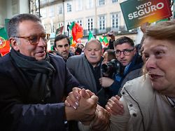 16 01 2026 portugal porto jose seguro l der sozialistischen partei portugals begruesst anhaenger am eingang des mercado do bolhao in porto waehrend er fuer die praesidentschaftswahlen am sonntag wirbt