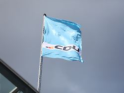 19 09 2023 die cdu deutschlands stellt auf einer pressekonferenz im konrad adenauer haus ihr neues logo vor hier weht es auf einer fahne auf dem gebaeude