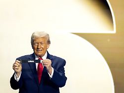 2025 12 05 18 53 42 washington praesident donald trump waehrend der auslosung der fussball weltmeisterschaft 2026 in den vereinigten staaten