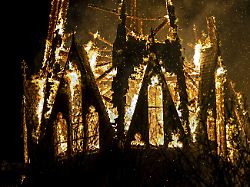 2026 01 01 01 32 46 amsterdam in der silvesternacht brach im turm der vondelkirche in amsterdam ein feuer aus die kirche befindet sich in der naehe des vondelparks