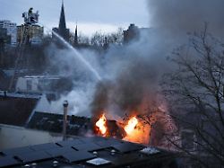 2026 01 15 16 59 46 utrecht rettungskraefte sind an einem grossbrand in einem haus in der visscherssteeg im einsatz vor dem brand waren mehrere explosionen zu hoeren