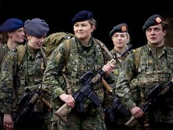 2026 01 23 12 26 58 ermelo prinzessin amalia waehrend des abschlusses ihrer allgemeinen militaerischen grundausbildung im verteidigungsministerium die prinzessin wurde zum korporal befoerdert