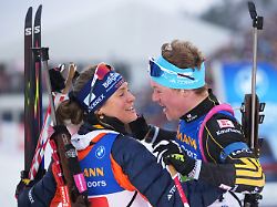 24 01 2026 tschechien nove mesto na morave biathlon weltcup einzel staffel mixed leonhard pfund r und marlene fichtner aus deutschland umarmen sich nach dem sieg in der mixed staffel