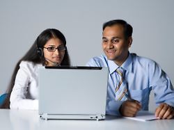 24 06 2007 freiburg baden wuerttemberg deutschland zwei indische programmierer vor einem laptop qf europaeisch geschaefte geschaeftspartner 0ra070624d001caro