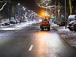 27 01 2026 niedersachsen hannover ein raeumfahrzeug faehrt am fruehen morgen eine strasse im zentrum entlang