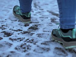 27 12 2025 wuppertal frost und kaelte lassen gehwege rutschig werden fuer anwohner besteht raeumpflicht um einen unfall zu vermeiden