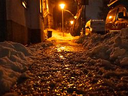 28 01 2026 bayern coburg ein gehweg ist mit eis und schnee bedeckt am vormittag kann es gebietsweise zu glaette durch ueberfrierende naesse kommen