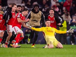28 01 2026 portugal lissabon fussball champions league benfica lissabon real madrid vorrunde 8 spieltag estadio da luz torwart anatoliy trubin r von benfica feiert sein tor 1