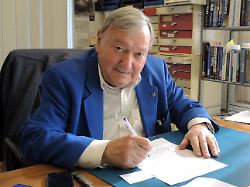 archiv 04 03 2015 schweiz interlaken der schweizer bestseller autor erich von daeniken in seiner schreib und forschungswerkstatt am 05 03 2015 in interlaken schweiz