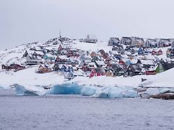 archiv 06 03 2025 groenland nuuk bunte schneebedeckte haeuser in nuuk sind vom meer aus zu sehen
