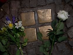 archiv 09 05 2025 na berlin blumen liegen am stolperstein der holocaust ueberlebenden margot friedlaender geboren margot bendheim nach ihrem tod