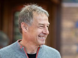 archiv 10 06 2024 baden wuerttemberg rust juergen klinsmann ehemaliger nationalspieler und trainer steht waehrend eines pressetermins auf dem gelaende des europa parks