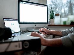 archiv 18 01 2021 nordrhein westfalen oberhausen ein mann sitzt an seinem arbeitsplatz im home office