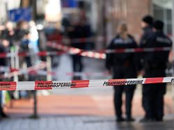 archiv 20 02 2020 hessen hanau ein polizeiabsperrband haengt in der naehe eines der beiden tatorte vom 19 2 2020 in hanau