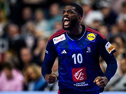 archiv 26 01 2024 nordrhein westfalen koeln handball em frankreich schweden finalrunde finalrunde halbfinale lanxess arena frankreichs dika mem jubelt