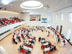 abgeordnete und besucher auf der tribuene verfolgen den dritten tag der letzten plenarwoche vor der landtagswahl im september 2024