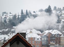 abluft kommt aus einem schornstein eines gebaeudes in der innenstadt