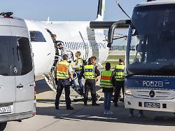abschiebeflug nach sofia vom flughafen stuttgart werden fuenf vollziehbar ausreisepflichtige personen nach bulgarien abgeschoben polizisten sichern das boarding des flugzeuges ab