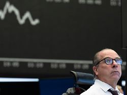 aktienhaendler verfolgen auf ihren monitoren in der boerse frankfurt die kursentwicklung der dax stieg auf ein neues rekordhoch