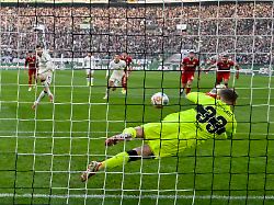 alexander nuebel nuebel stuttgart 33 haelt elfmeter von haris tabakovic moenchengladbach 15 25 01