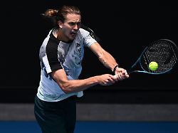 alexander zverev aus deutschland spielt waehrend des trainings vor dem australian open tennisturnier im melbourne park in melbourne eine rueckhand